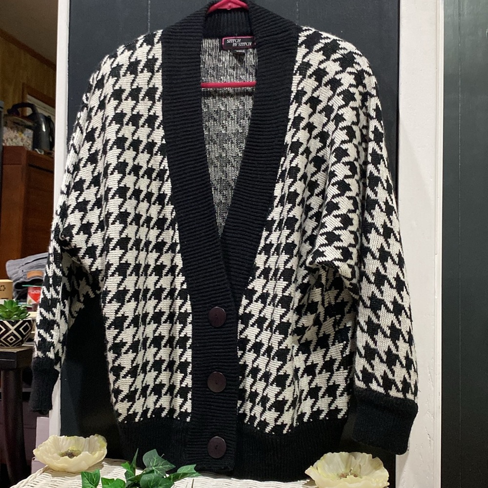 Stitch by Stitch Large Houndstooth Button Down Cardigan vintage